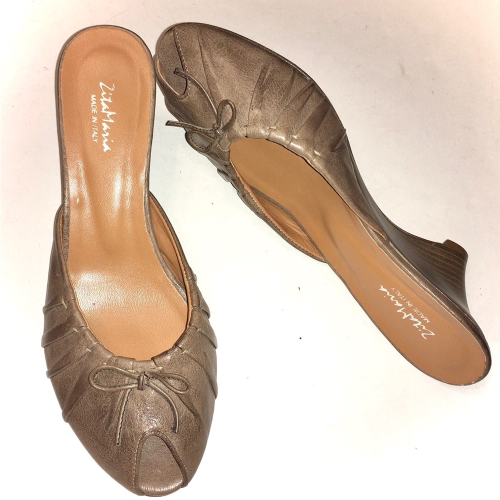 NWT! ZITA MARIA taupe leather wedges
